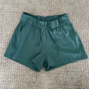 EUC Lululemon On The Fly Shorts 2.5” Green size 6